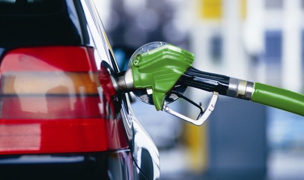 На Колыме продолжают снижаться цены на бензин