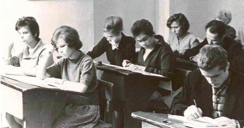 63 года назад (1952 ) решением Магаданского горисполкома от 12 октября № 281 открыта средняя школа рабочей молодежи № 2