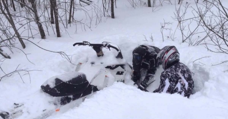 На колыме один человек погиб и трое получили ранения в результате опрокидывания снегоходов