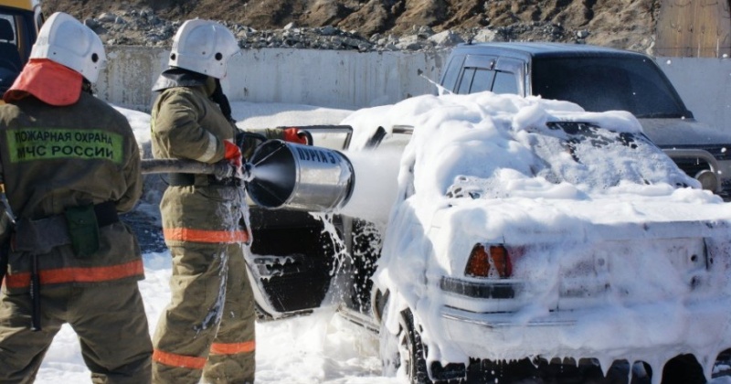 Как предотвратить возгорание автомобиля рассказали спасатели магаданцам