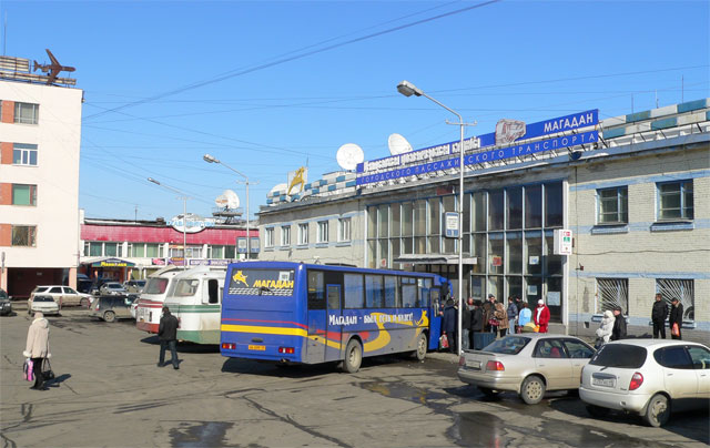 В Магаданской области стали реже ездить автобусами и возить грузы по трассе