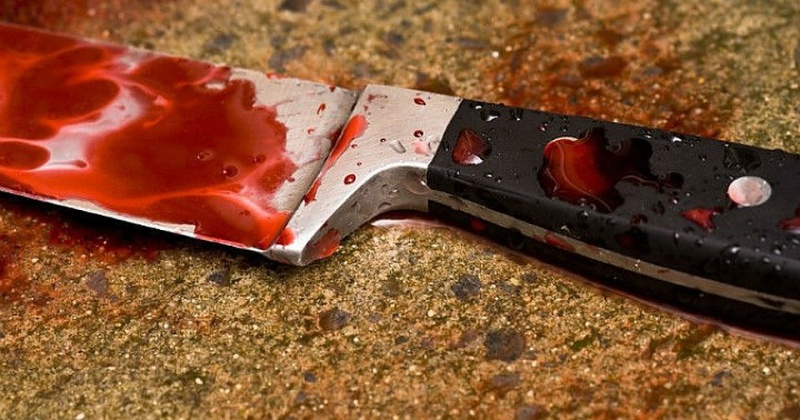 Удар в спину ножом получил житель Магадана от знакомой во время пьянки