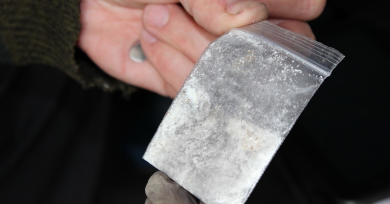 Наркотики две магаданки нашли на территории детского сада