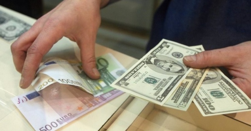 В первый день нового года курс доллара может вырасти до 70 рублей.