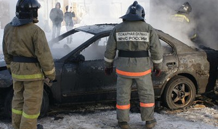 Магаданские пожарные ликвидировали загорание автомобиля