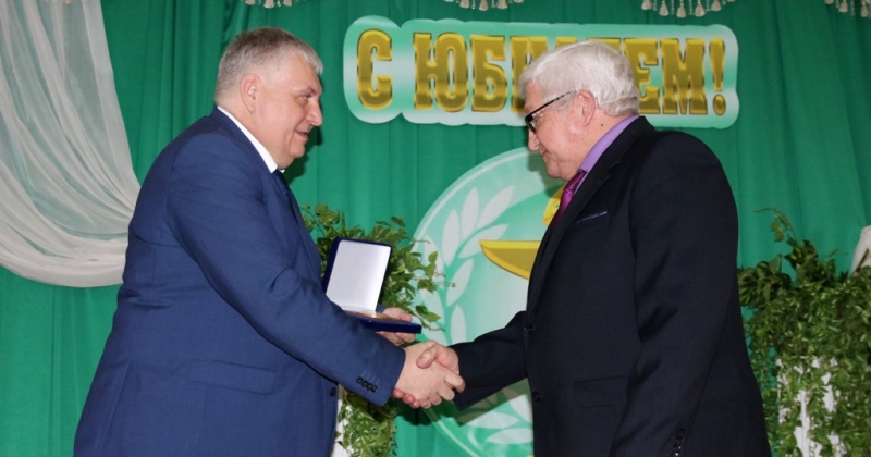 Коллектив Среднеканской районной больницы отпраздновал 80-летие учреждения