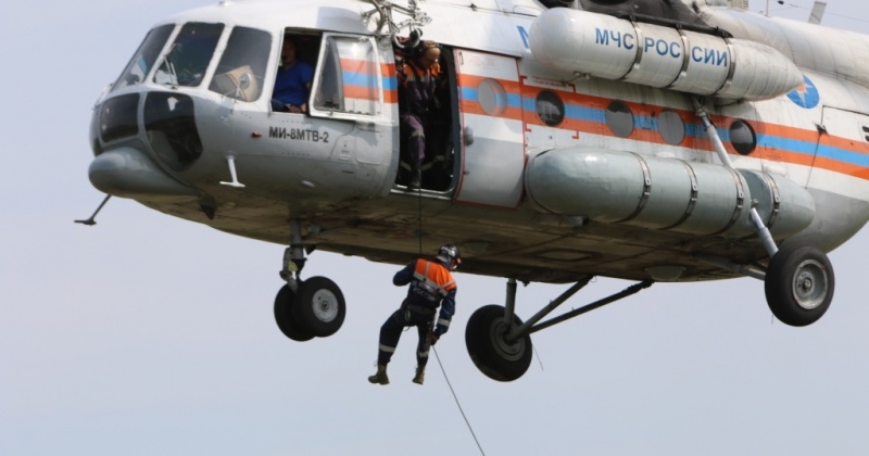 Магаданские спасатели провели тренировку по спускам с вертолетa