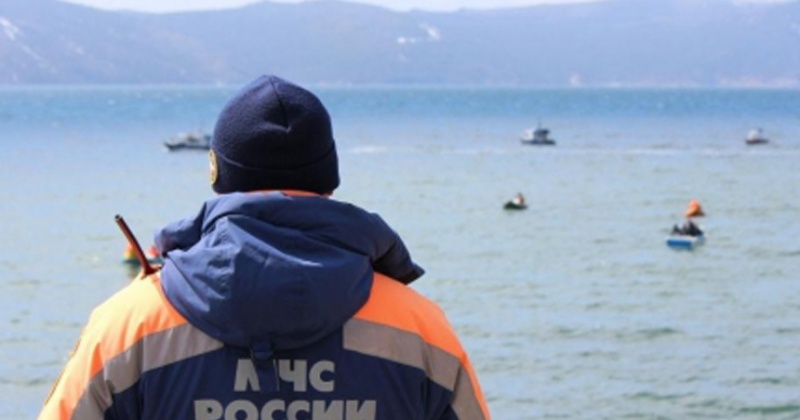 Житель Магадана в бухте Нагаева выпал из лодки и утонул