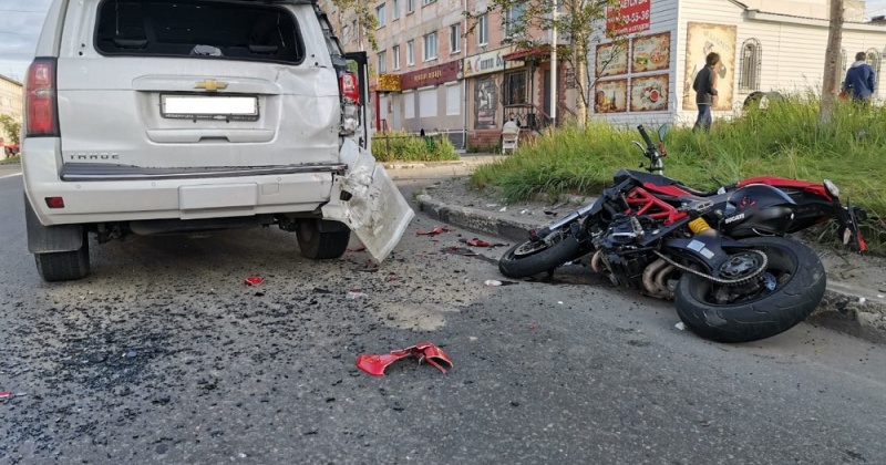 Мотоциклист в Магадане протаранил внедорожник