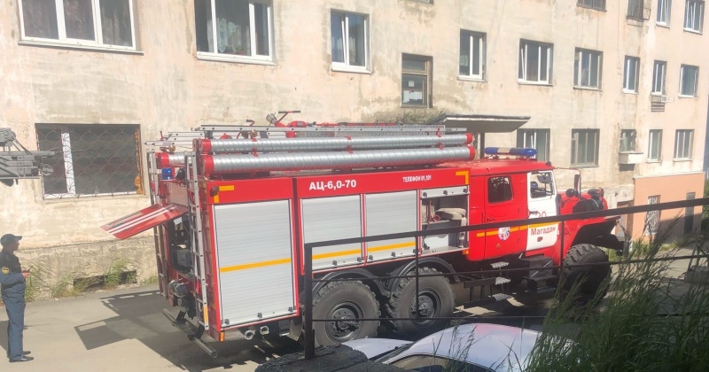 Двух жителей Магадана спасли пожарные при загорании квартиры