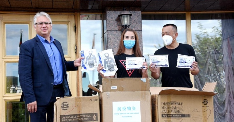 Партия медицинских масок и спецкостюмов прибыла из китайского города-побратима Магадана – Шуанъяшаня. 