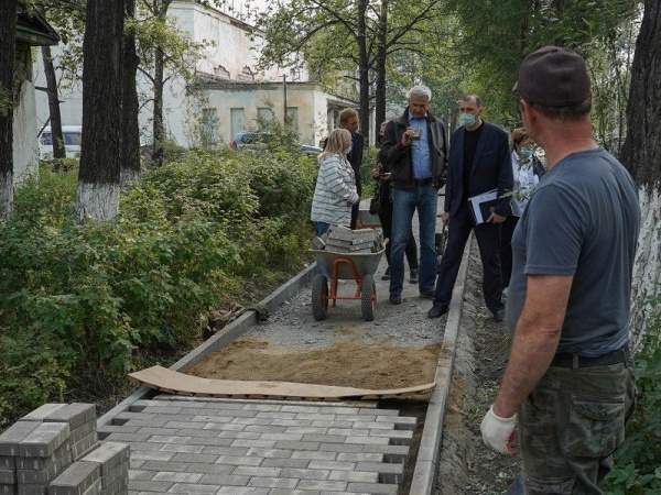 Сергей Носов проконтролировал ход работ по благоустройству объектов в Тенькинском городском округе