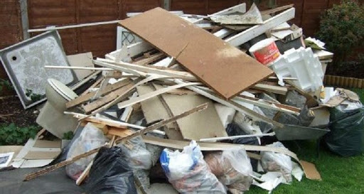 На 2500 рублей оштрафован магаданец выбрасывавший строительный мусор в районе Кожзавода