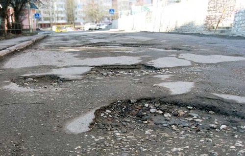 После вмешательства прокуратуры Колымы дефекты на дороге "Солнечный – Ола" устранят в 2021 году