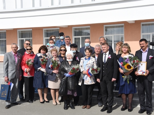 Девять семейных пар Магадана наградили медалями «За любовь и верность»