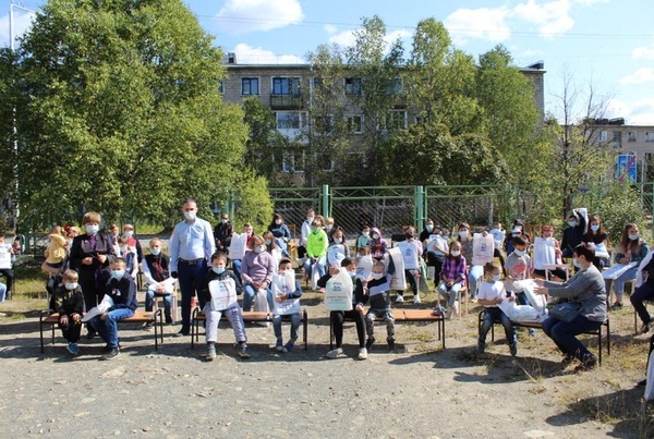 Николай Ярощук помог собраться в школу юным жителям Сокола