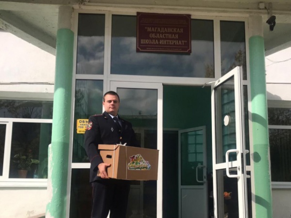 Полицейские Колымы поздравили подшефных в День знаний
