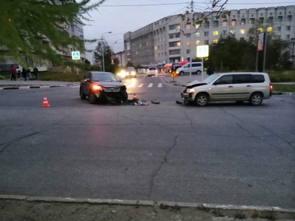 В Магадане Toyota RAV4 и Toyota Probox столкнулись напротив дома №36 по улице Гагарина