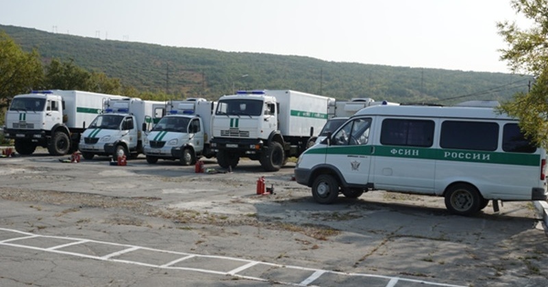 Строевой смотр специальных автомобилей для перевозки осужденных прошел в Магадане