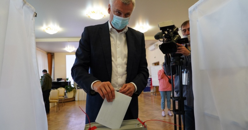 Губернатор Колымы одним из первых проголосовал на своем избирательном участке