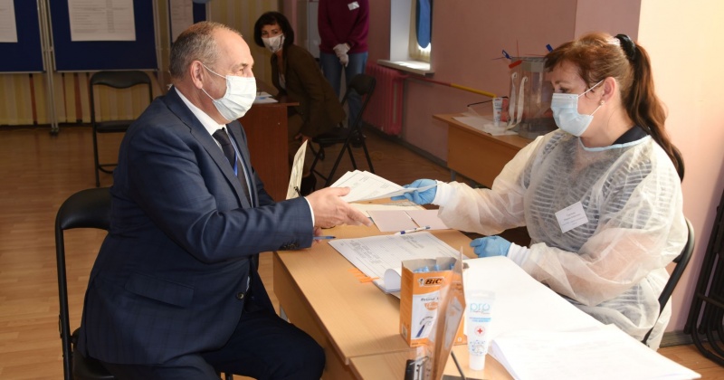 Мэр Магадана Юрий Гришан принял участие в досрочном голосовании.