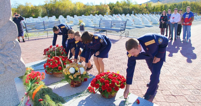 Сотрудники следственного управления возложили цветы на мемориальной аллее фронтовиков в Магадане