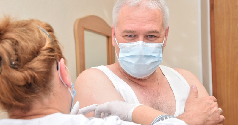 Парламентарии и сотрудники аппарата Магаданской областной Думы сделали прививки против гриппа