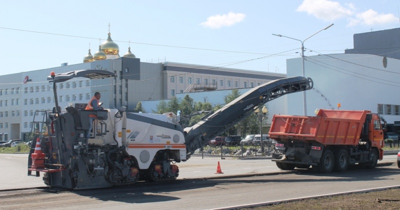 Дорожники ведут в Магадане ямочный ремонт на проспекте Карла Маркса, улицах Якутской и Клубной