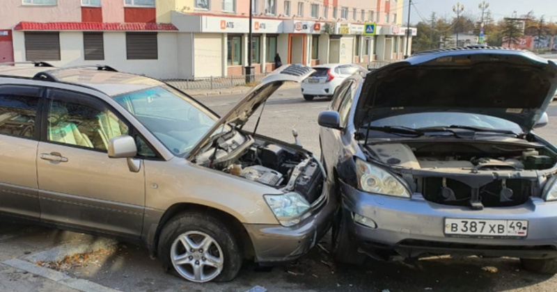 Водитель в Магадане выехал  на тротуар сбил подростка и протаранил  припаркованный автомобиль «Лексус».