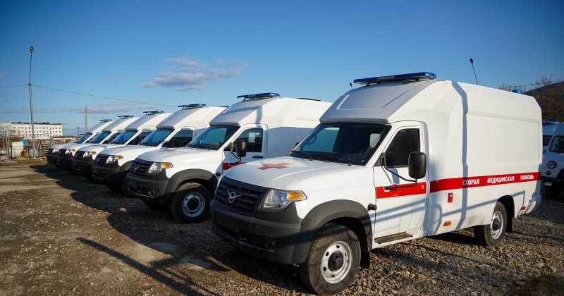 Для борьбы с последствиями распространения коронавирусной инфекции в Магадан доставлены 15 новых автомобилей скорой помощи.