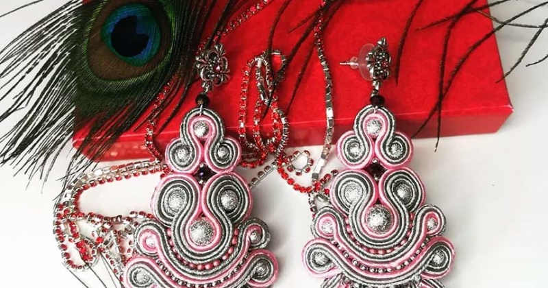 Авторские украшения в технике сутажной вышивки представят на новой выставке в Магадане