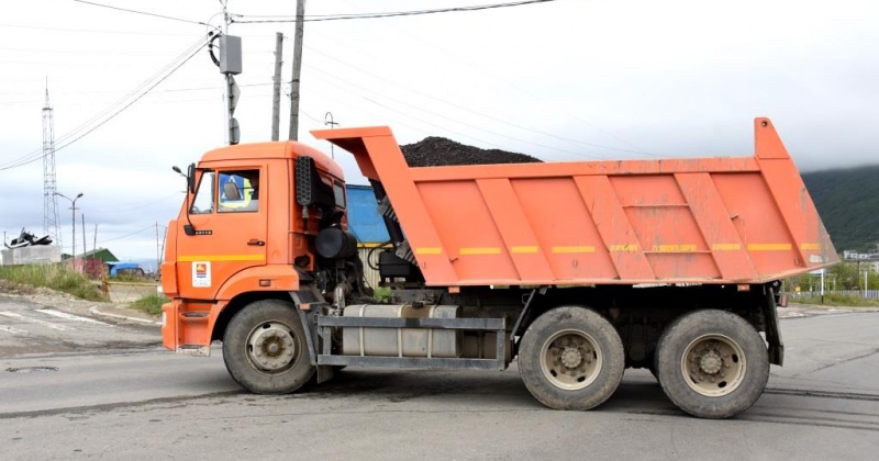 Сегодня техника ГЭЛУД подметает, сгребает мусор с проезжих частей города Магадана