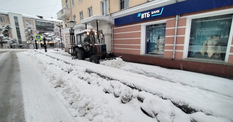 Сегодня, 1 ноября, техника и рабочие ГЭЛУД и КЗХ оперативно вышли на уборку улиц Магадана от снега