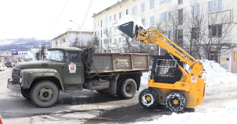 Автогрейдер срезает накат и расширяет проезжие части микрорайона Пионерный, улицы Зайцева в Магадане