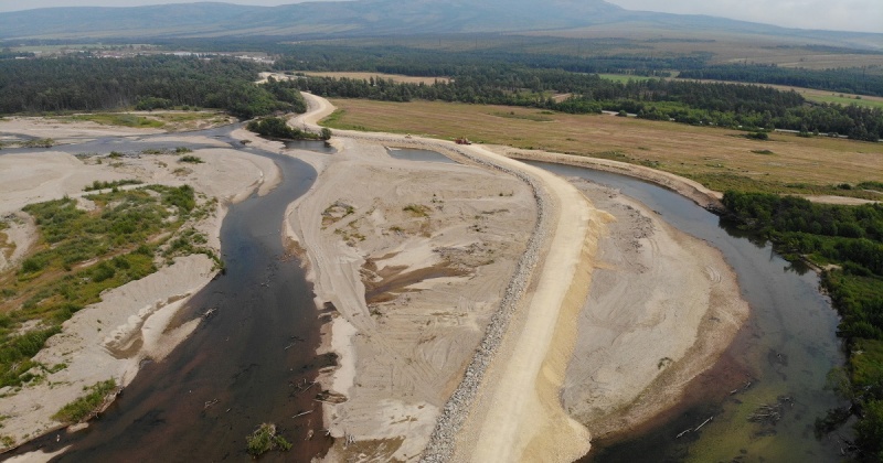В Магаданской области на реке Ола завершена реконструкция водоограждающей дамбы