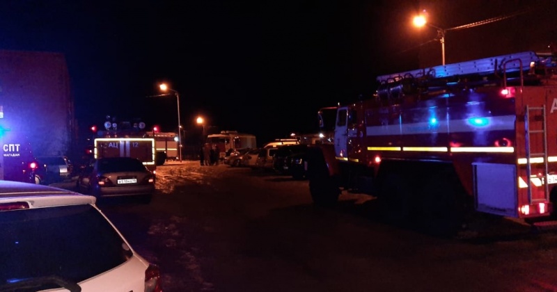 Четырех человек спасли пожарные при возгорании в многоквартирном доме по ул.Якутской в Магадане