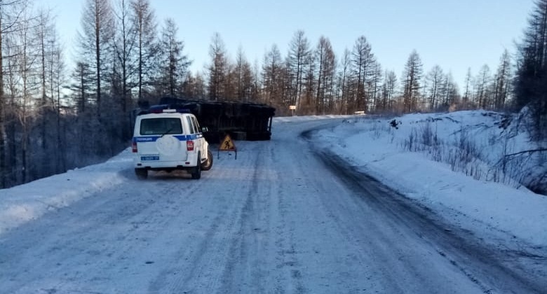 Водитель грузовика погиб на колымской трассе