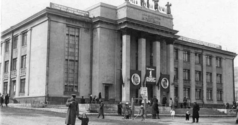 Театре имени М. Горького пополнился актерами, прибывшими с материка 82 года назад