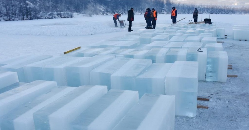 Комбинат зеленого хозяйства продолжает заготовку льда для новогоднего украшения Магадана