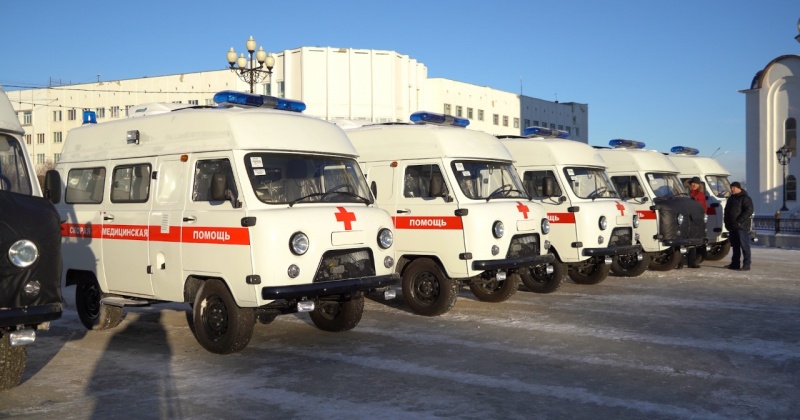 Губернатор Магаданской области Сергей Носов передал новые автомобили скорой помощи колымским медикам