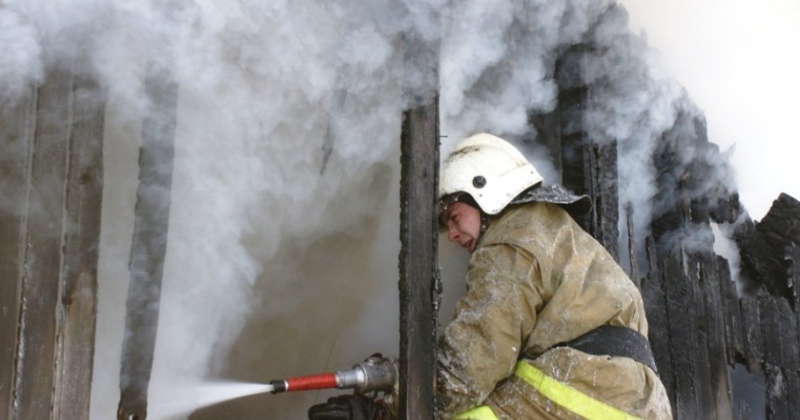 Пожарные ликвидировали загорание бани