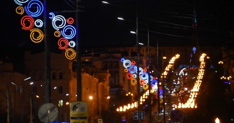 Новые световые консоли установили на Колымском шоссе к Новому году в Магадане