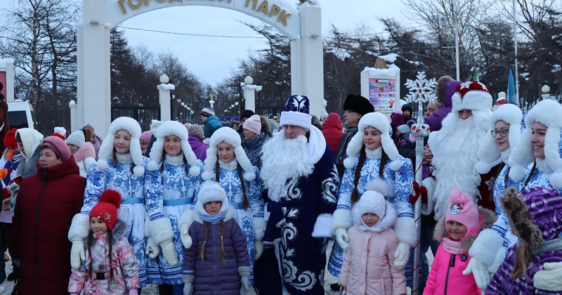 Шествие Дедов Морозов состоялось в центре Магадана (Видео)