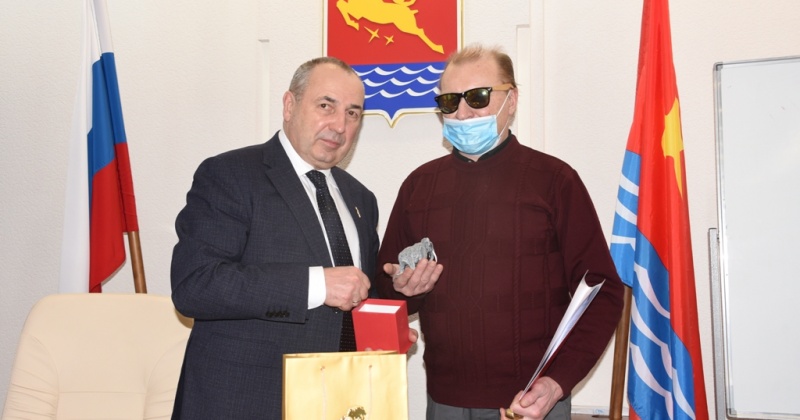 Юбилейным знаком «90 лет Магадану» награжден член Магаданской организации инвалидов «Стремление» Виталий Озмителенко