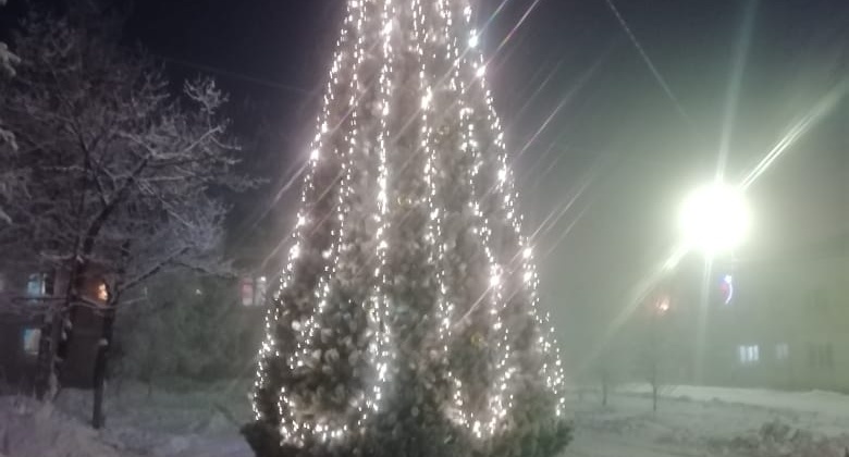 В Сусумане зажгли огни на новогодней елке, подаренной холдингом жителям округа 