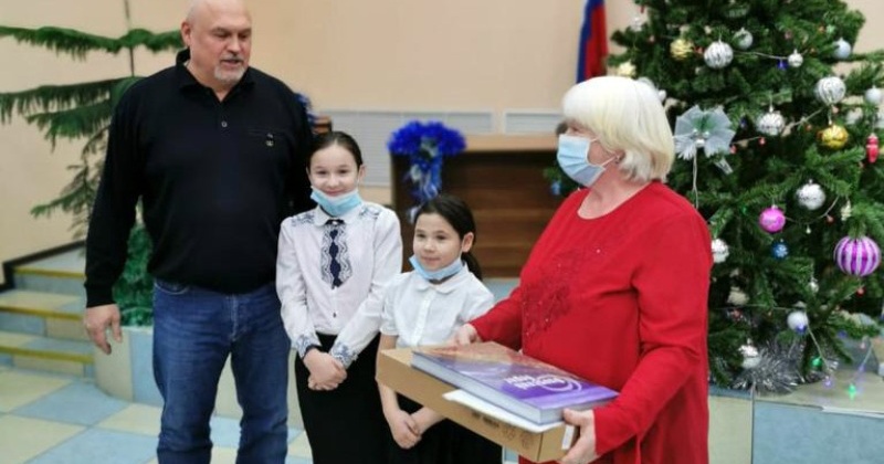 Игорь Донцов вручил жителям Омсукчанского городского округа награды Магаданской областной Думы