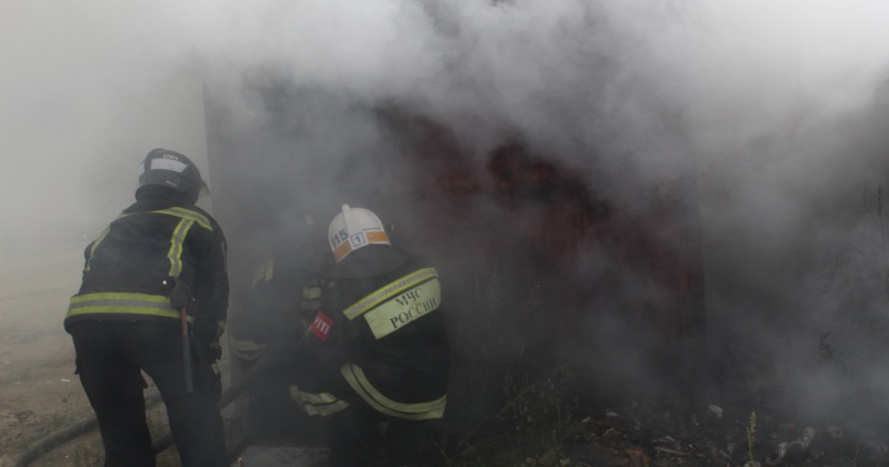 Пожарные Магадана ликвидировали загорание неэксплуатируемого строения