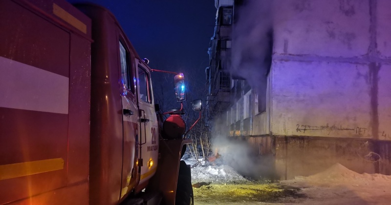 Пять человек спасли при загорании жилого дома в Магадане