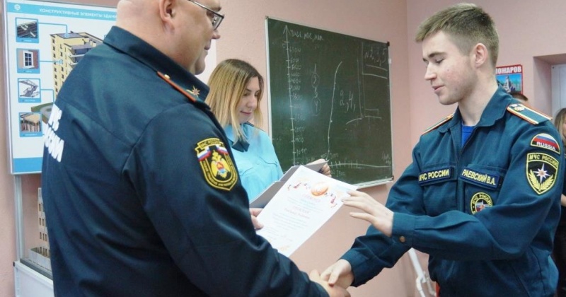 Начальник Главного управления МЧС России по Магаданской области посетил студентов колледжа, обучающихся на спасателей и пожарных
