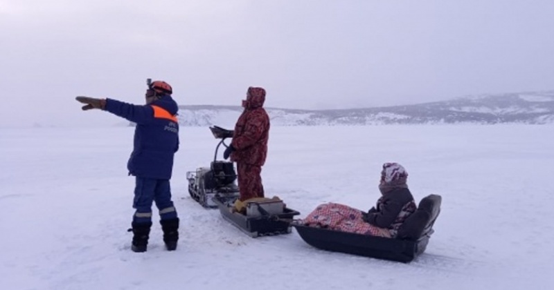 Не провалится тот, кто не выезжает на лёд! Магаданские спасатели патрулируют в бухте Гертнера